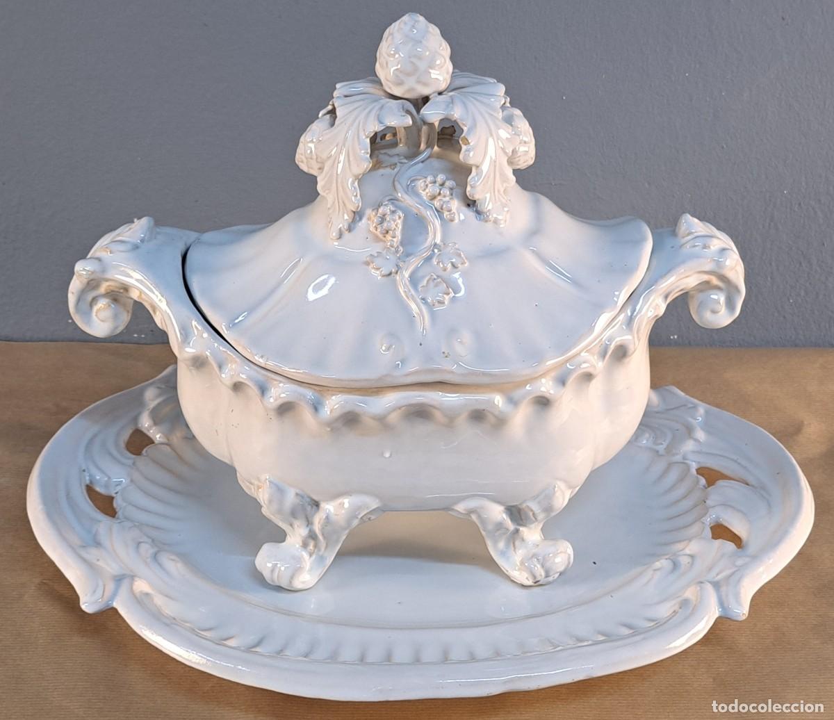 Antig&uuml;edades: Gran sopera con bandeja de loza blanca, decoraci&oacute;n en relieve