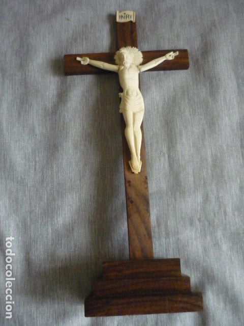 Antig&uuml;edades: CRUCIFIJO DE MESA TALLADO EN HUESO Y MADERA 30 X 13 CM