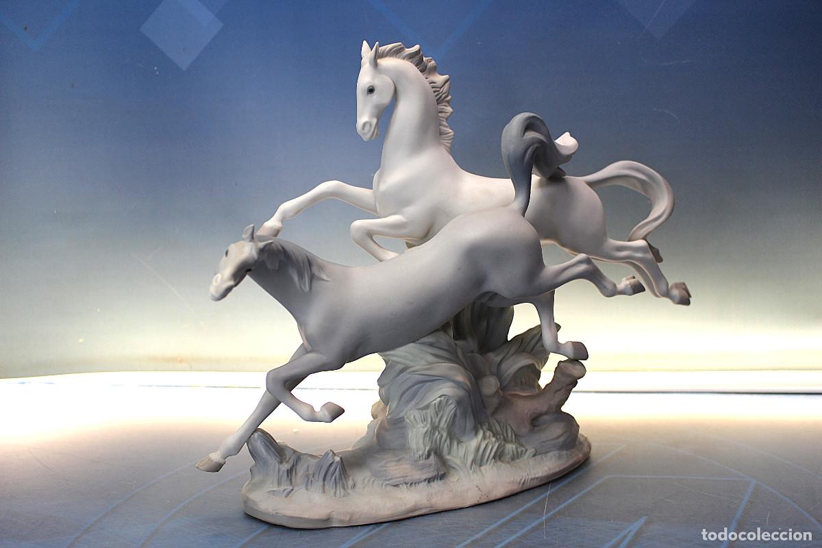 Antig&uuml;edades: Figura Lladr&oacute; Caballos al galope, porcelana biscuit.