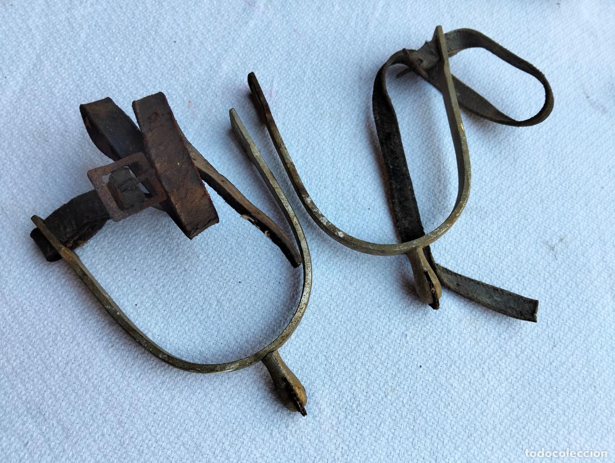 Antiquit&auml;ten: Pareja de espuelas antiguas de metal inglesas soporte zapato hipica montar caballo vaquero S.XX