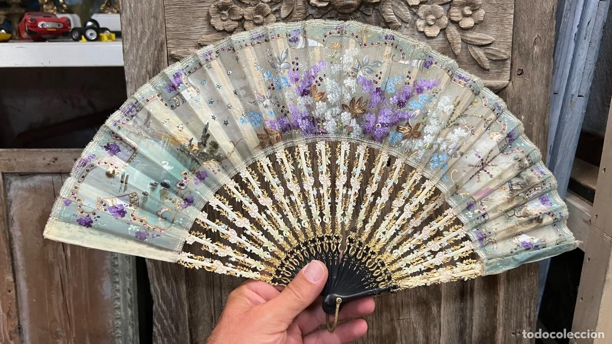 Antig&uuml;edades: Abanico varillaje hueso calado policromado seda flores ppio s XX 24cms