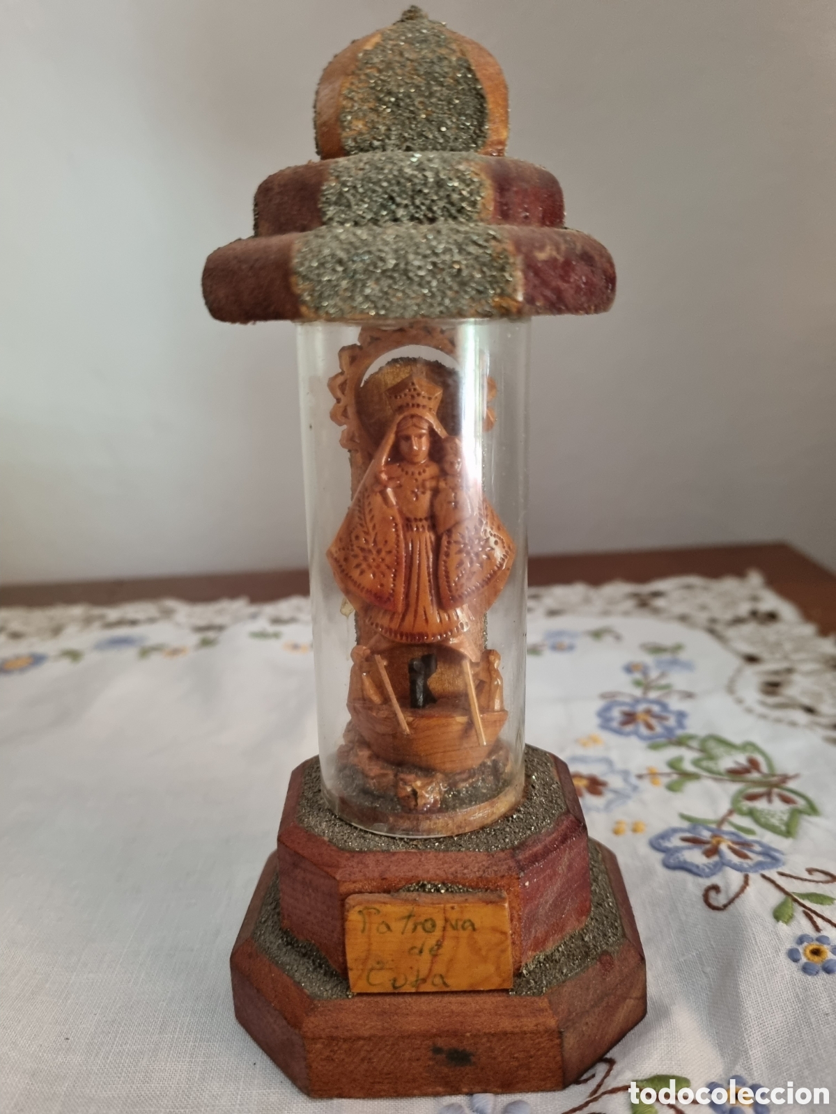 Antig&uuml;edades: Cuba. Virgen de la Caridad del Cobre. Patrona. Principios S.XX. Madera y cristal. Escultura. Peana