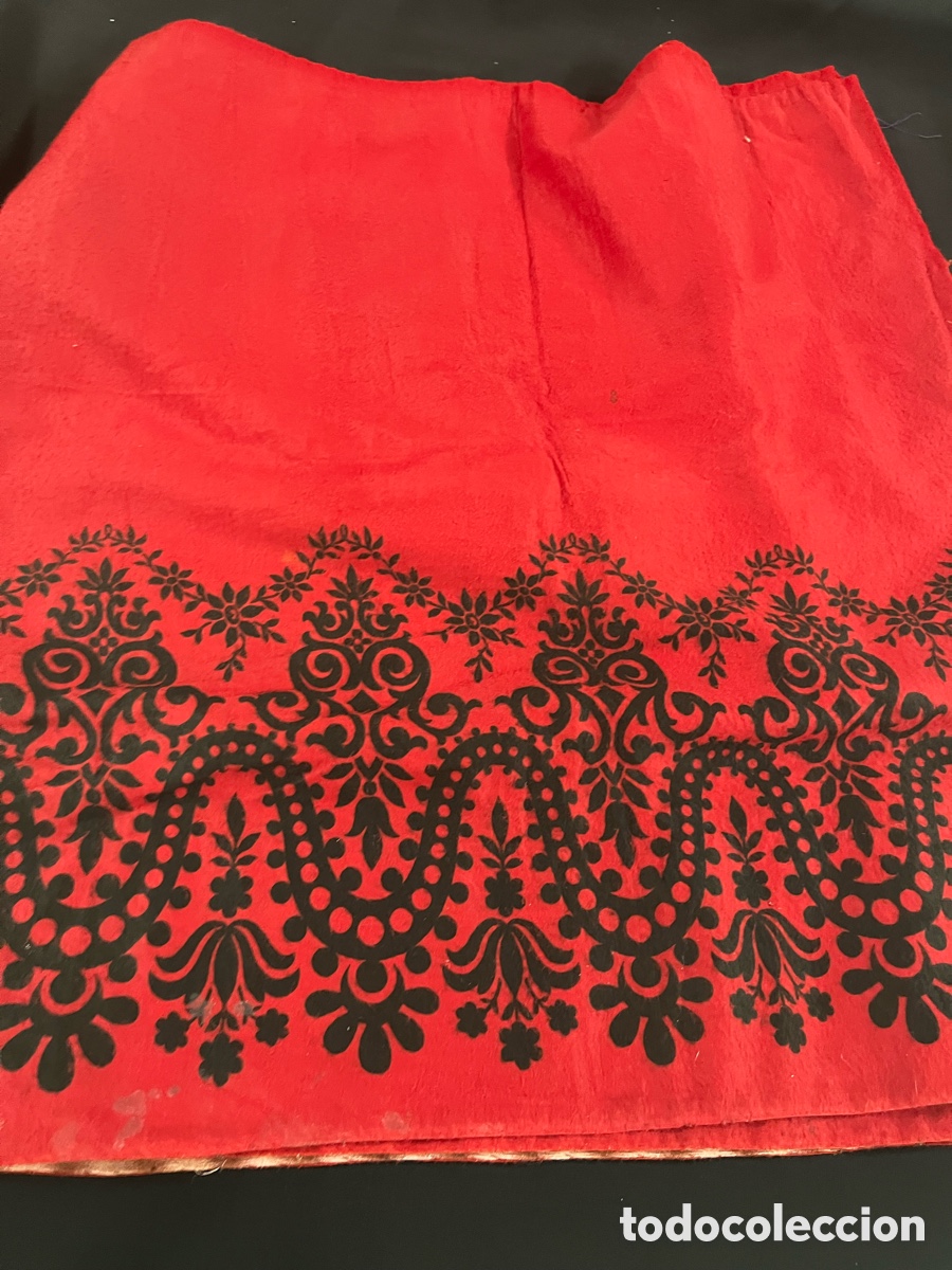 Antig&uuml;edades: Antiguo refajo, falda de lana estampada, indumentaria regional.