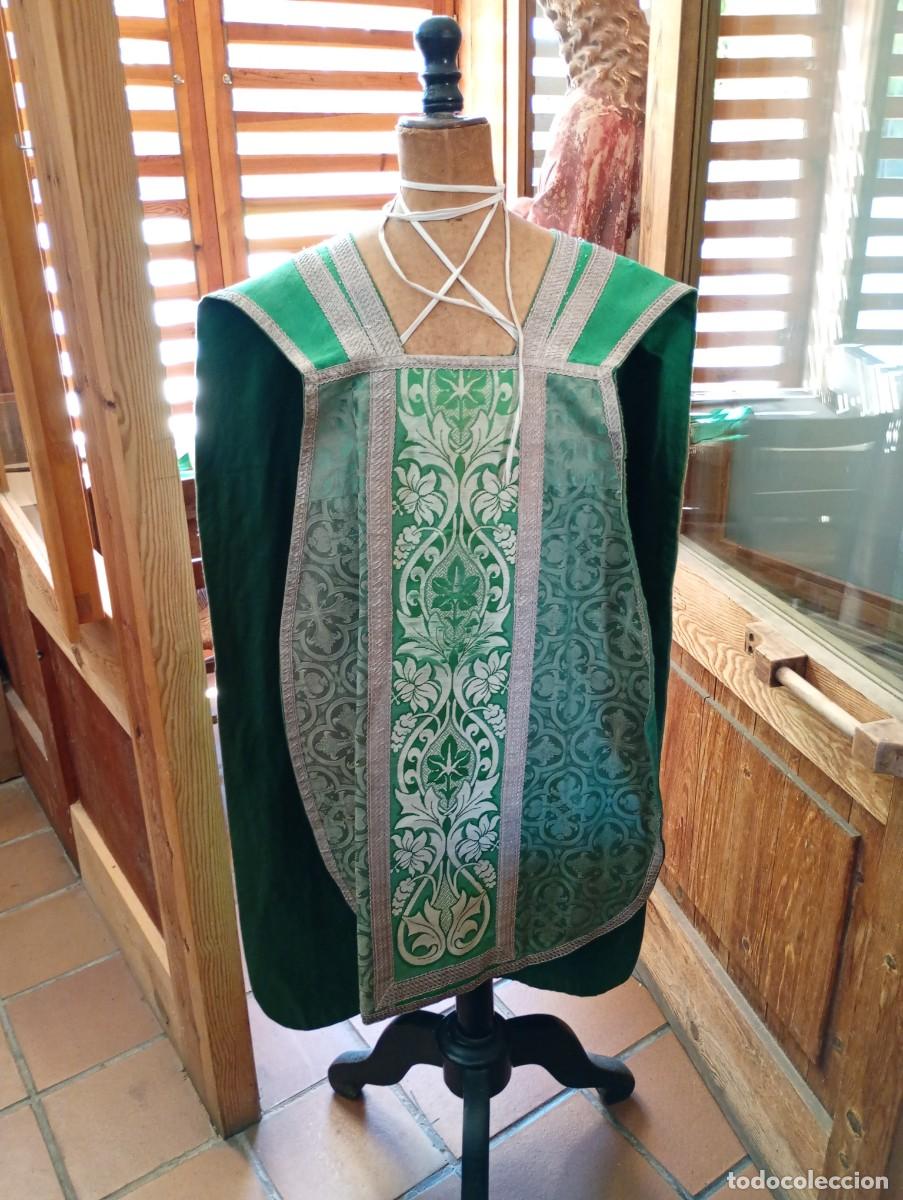 Antig&uuml;edades: Casulla y estola en seda. Bordadas. S. XIX
