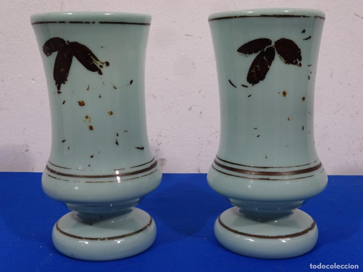 Antig&uuml;edades: DOS ANTIGUOS JARRONES FRANCESES EN CRISTAL PINTADOS A MANO.