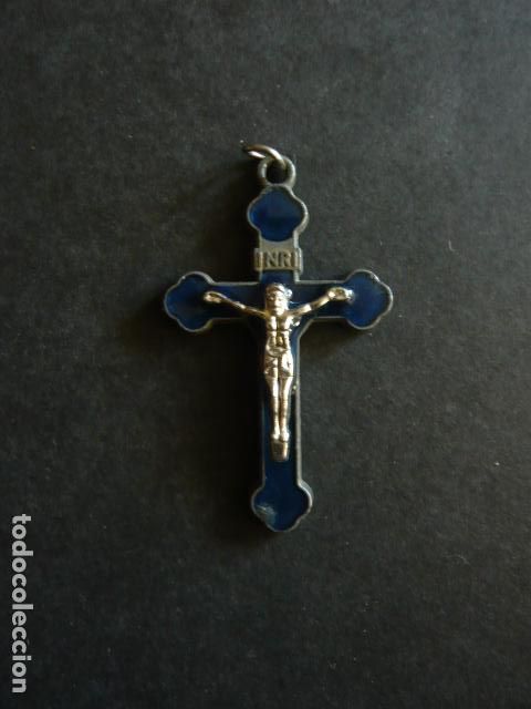 Antig&uuml;edades: CRUCIFIJO COLGANTE EN METAL ESMALTADO 4 CM