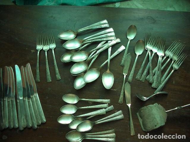 Antig&uuml;edades: cuberter&iacute;a vintage ba&ntilde;ada en plata fabricada por la conocida firma International Silver Co. bajo el