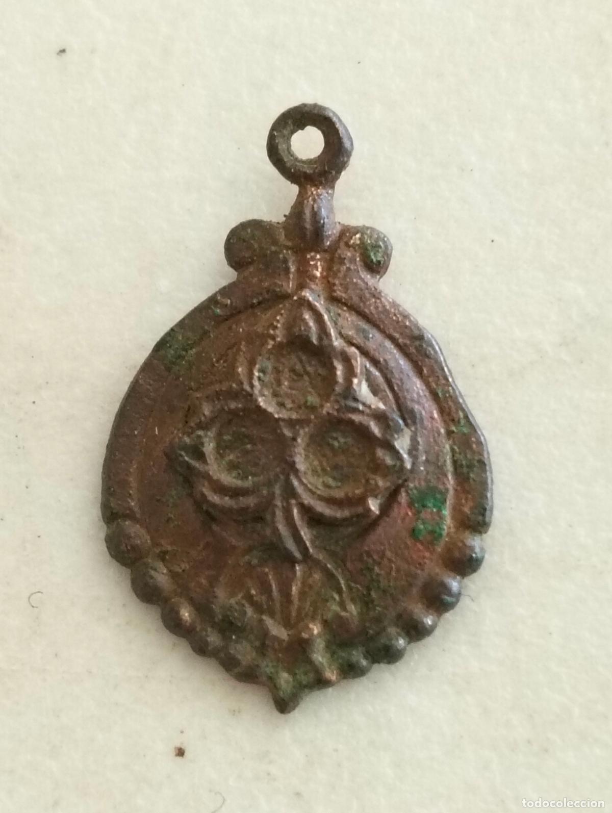 Antig&uuml;edades: MEDALLA O COLGANTE FLORAL, MEDIDA 18X17 MM