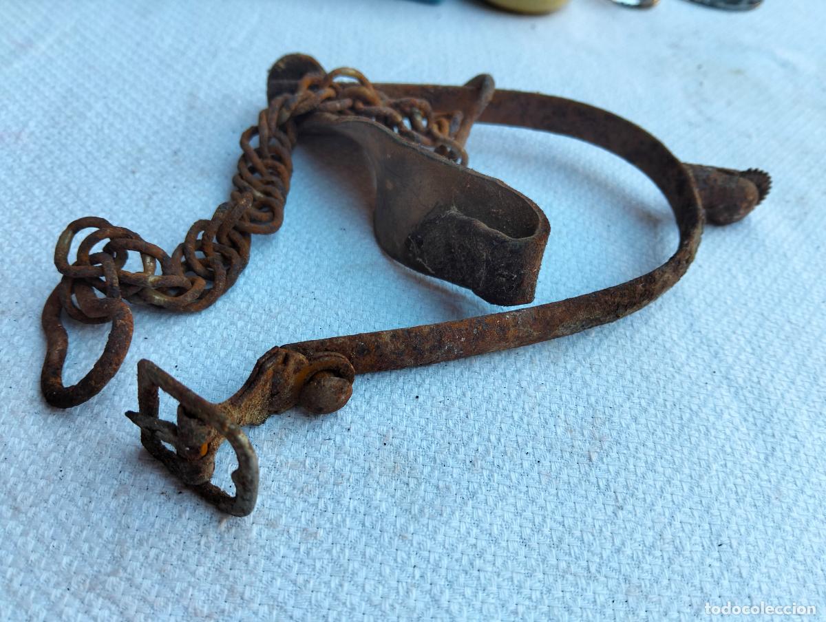 Antiquit&eacute;s: Espuela de hierro con p&uacute;as para caballo jinete h&iacute;pica con correa de cuero y cadena de los a&ntilde;os 30-40