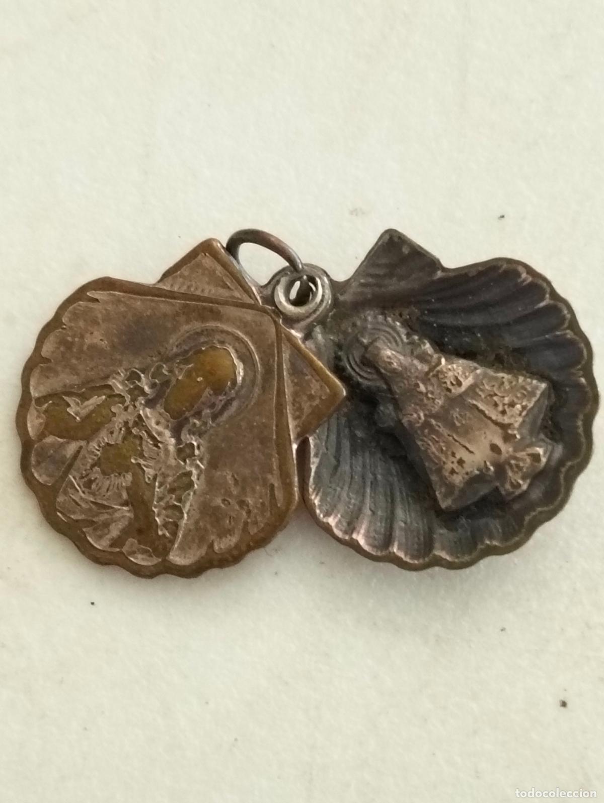 Antig&uuml;edades: MEDALLA COLGANTE CON FORMA DE CONCHA, RECUERDO DE COVADONGA, MEDIDA 15X15 MM