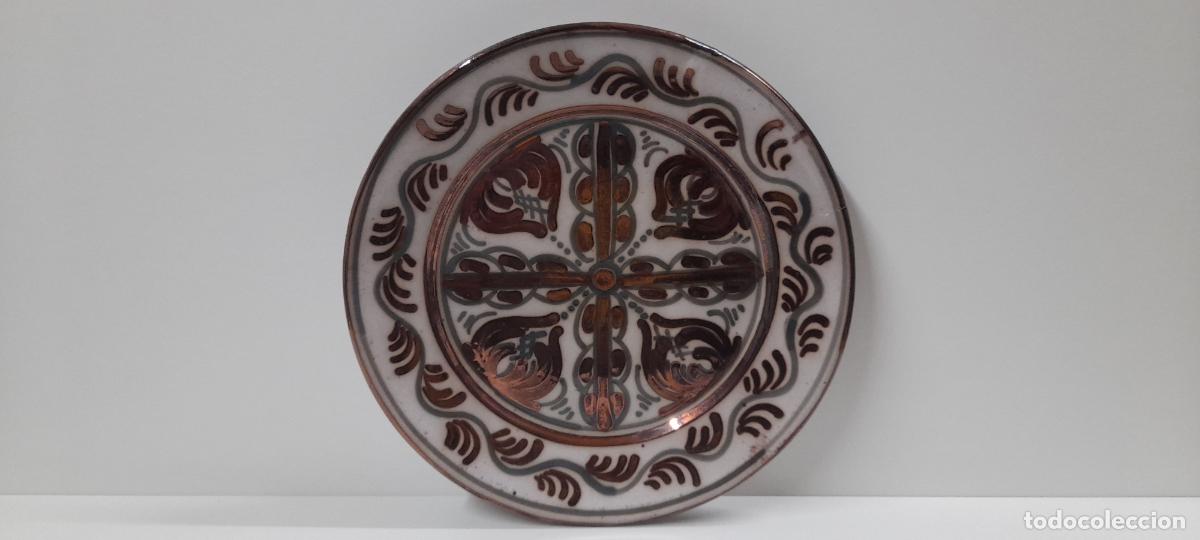 Antiquit&eacute;s: BONITO PLATO EN CERAMICA DE MANISES - DECORADA REFLEJOS . MEDIDA DE DIAMETRO 25 CM