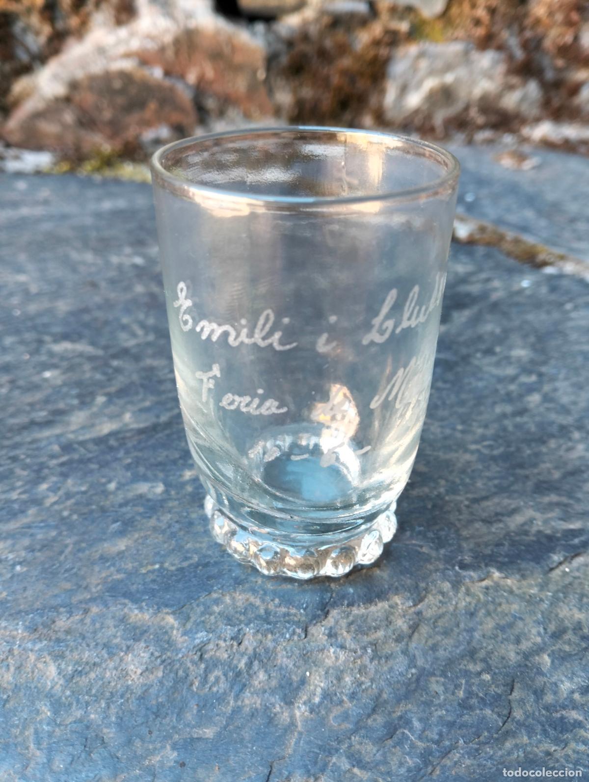 Antig&uuml;edades: Vaso vasito antiguo de cristal soplado a mano Emili i Luisa feria de muestras 10- 6 a&ntilde;o 1955