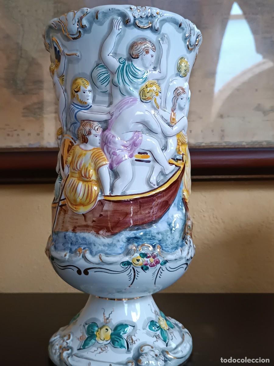 Antig&uuml;edades: Jarr&oacute;n en porcelana portuguesa. Elpa-Alcobaca. Motivos con escenas cl&aacute;sicas en relieve. 36 cm.