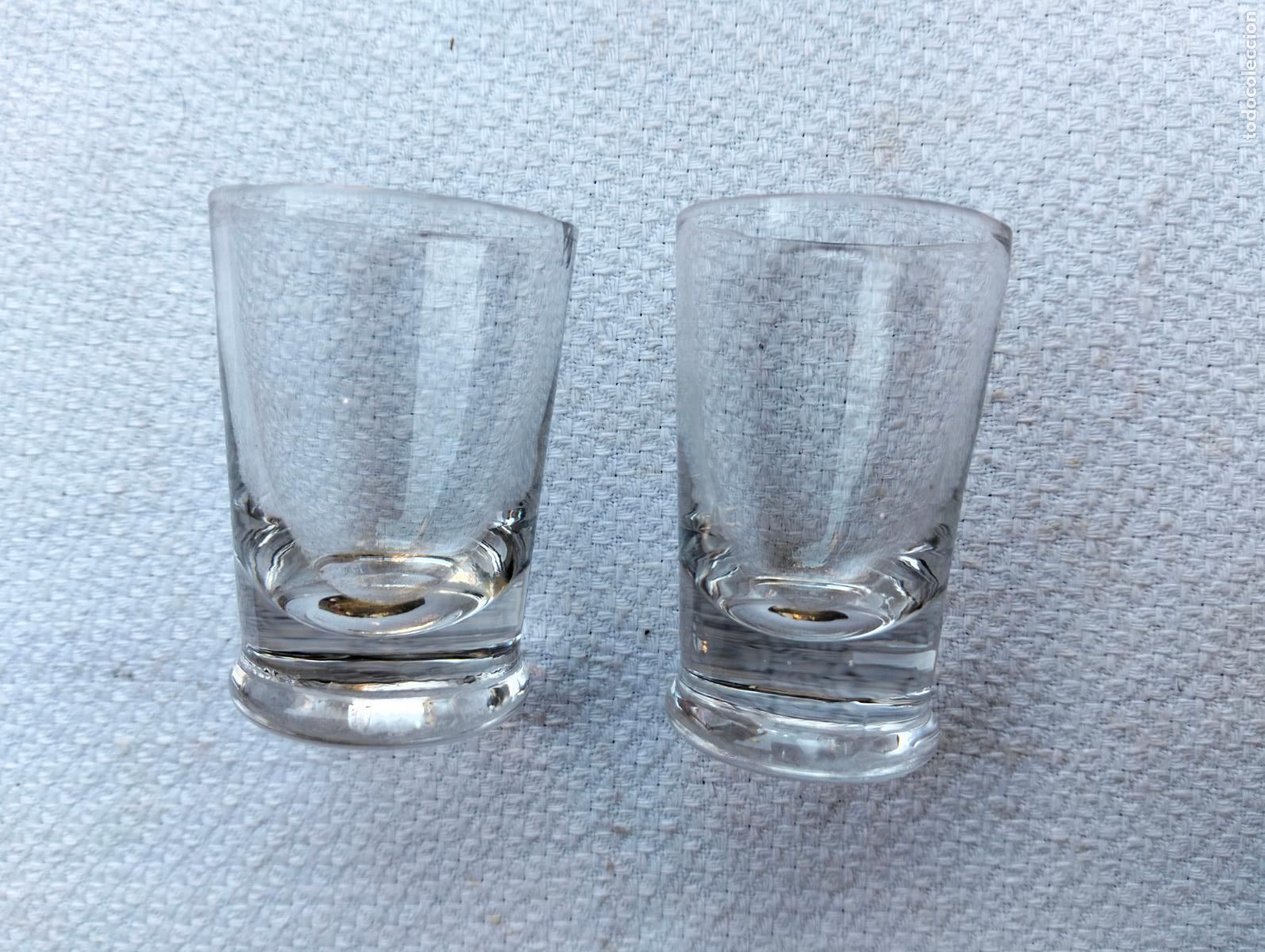 Antig&uuml;edades: 2 Vaso vasitos chupitos copita antigua de cristal soplado a mano mini a&ntilde;os 30-40