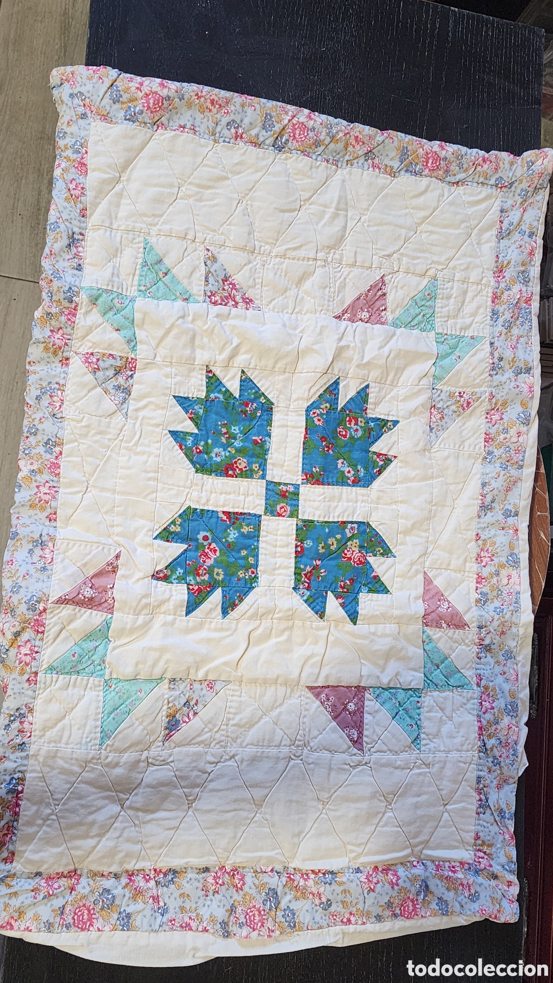 Antig&uuml;edades: ​&rdquo;Funda de Coj&iacute;n Patchwork Acolchada a Mano &ndash; Patr&oacute;n 'Garra de Oso' (Bear's Paw) &ndash; 70x45 cm &ndash; Estilo