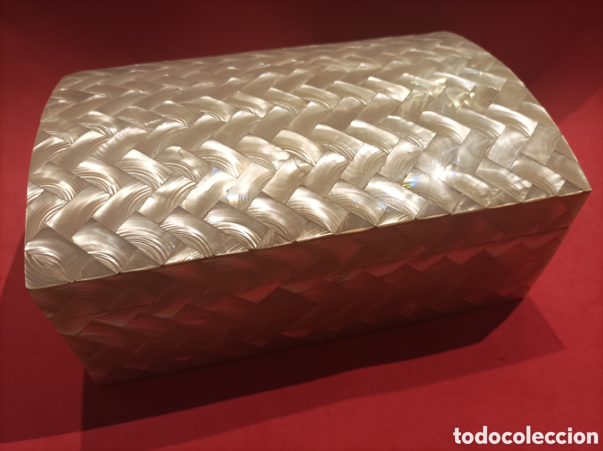Antig&uuml;edades: Elegante caja curva en nacar