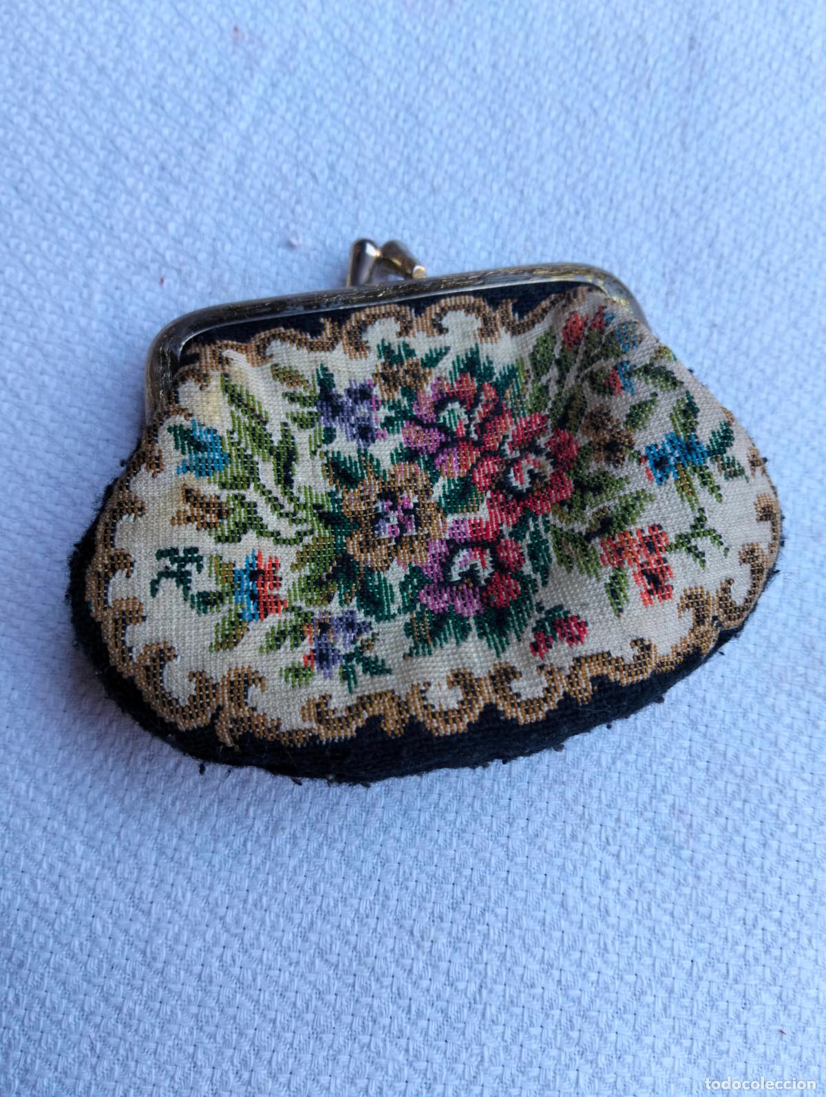 Antig&uuml;edades: Antiguo monedero de tela con cierre de pinza, con tejido de flores de los a&ntilde;os 50-60