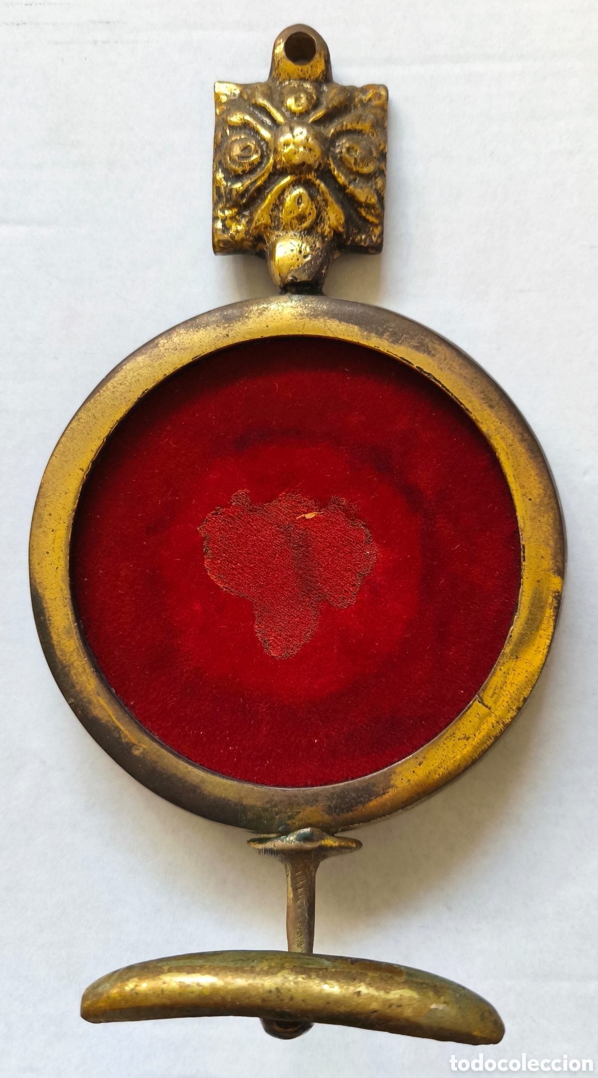 Antig&uuml;edades: relicario antiguo , para albergar reliquias sagradas de santos. lat&oacute;n o bronce dorado y terciopelo.