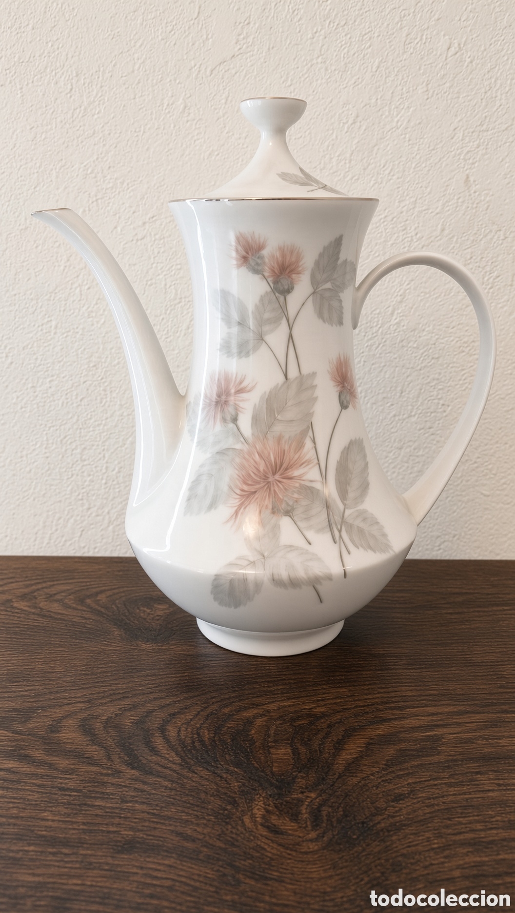 Antig&uuml;edades: Jarra de porcelana con flores. Elegante jarra de porcelana con un delicado dise&ntilde;o floral.