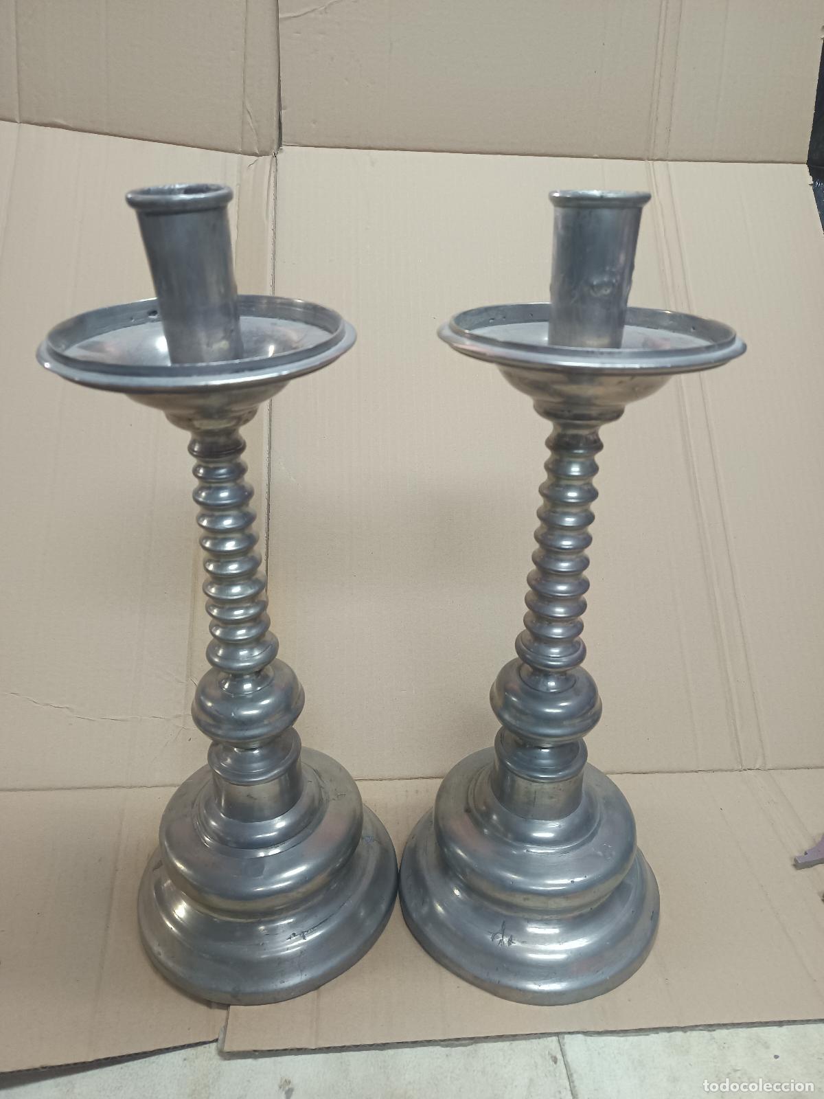 Antig&uuml;edades: PAREJA DE CANDELABROS DE ALTAR. EN ESTA&Ntilde;O PURO, PELTRE, PRINCIPIO S. XX. 40 CM. ALTURA.