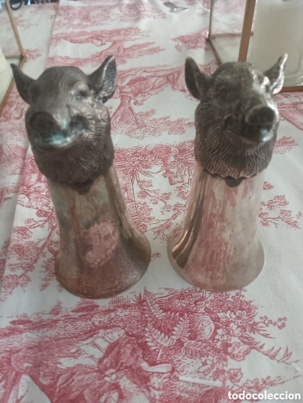 Antig&uuml;edades: Dos copas met&aacute;licas rematadas con cabezas de jabal&iacute;es caza
