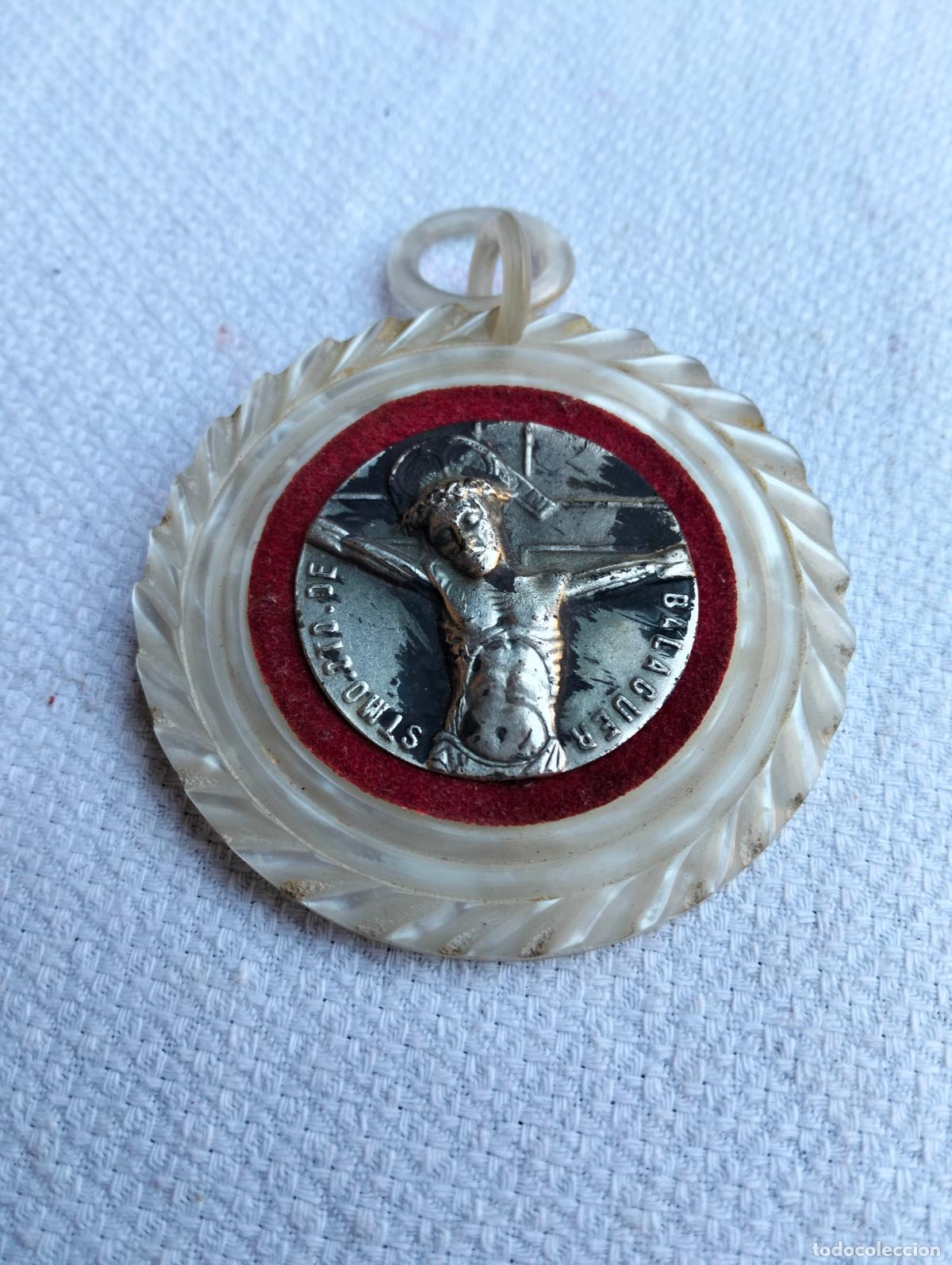 Antig&uuml;edades: Medalla antigua Santo Cristo de Balaguer marco imitaci&oacute;n n&aacute;car pl&aacute;stico primitivo de los a&ntilde;os 60-70