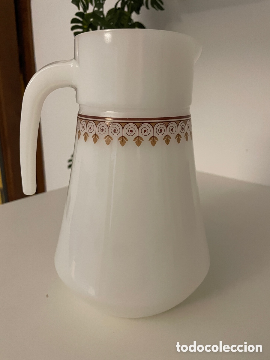 Antiquit&eacute;s: Preciosa jarra de opalina, marca Arcopal. Dise&ntilde;o cl&aacute;sico, marr&oacute;n y blanco.