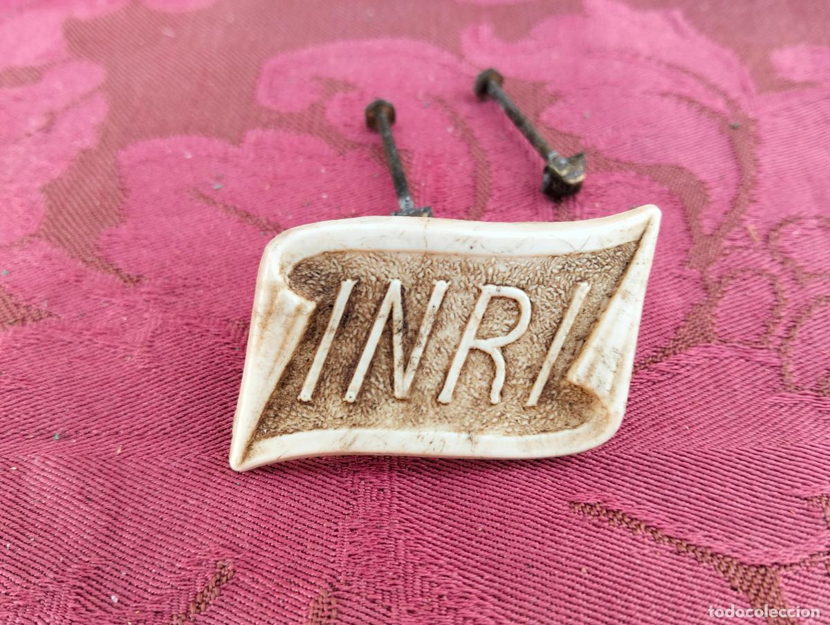 Antig&uuml;edades: Mini chapa placa de pasta o similar color blanco INRI para crucifijo o cruz antigua de Jesucristo