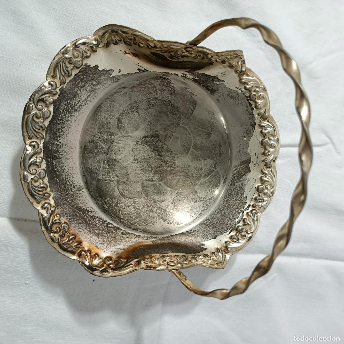 Antig&uuml;edades: Peque&ntilde;a cesta vintage, metal plateado, bordes decorados con motivos florales tallados.