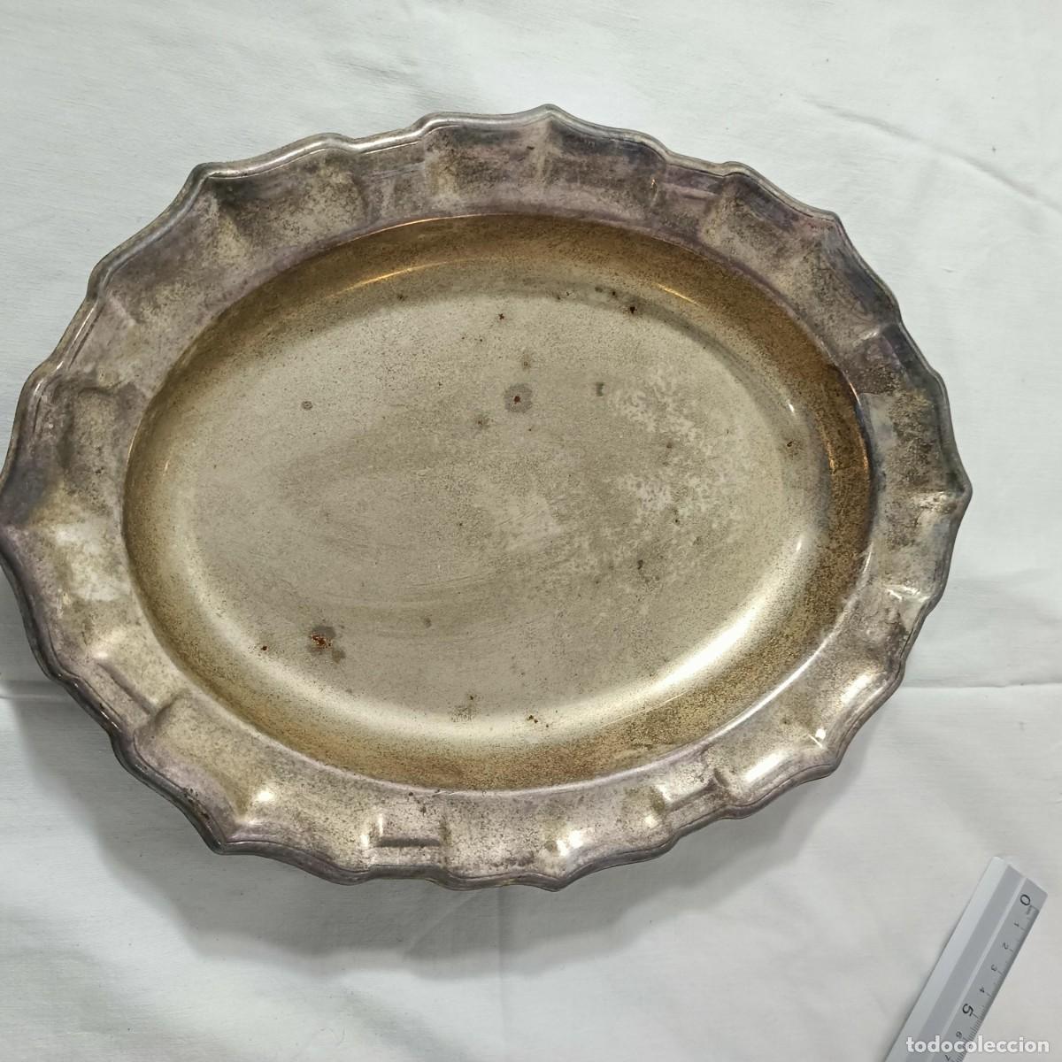 Antig&uuml;edades: Bandeja de metal plateado, bordes tallados.