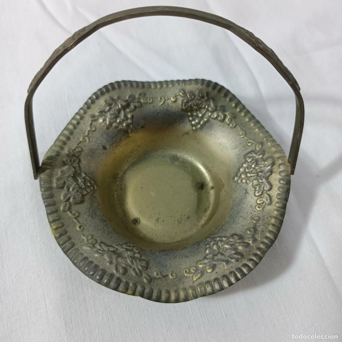 Antig&uuml;edades: Peque&ntilde;ita cesta de metal plateado, tallada con racimos de uva.