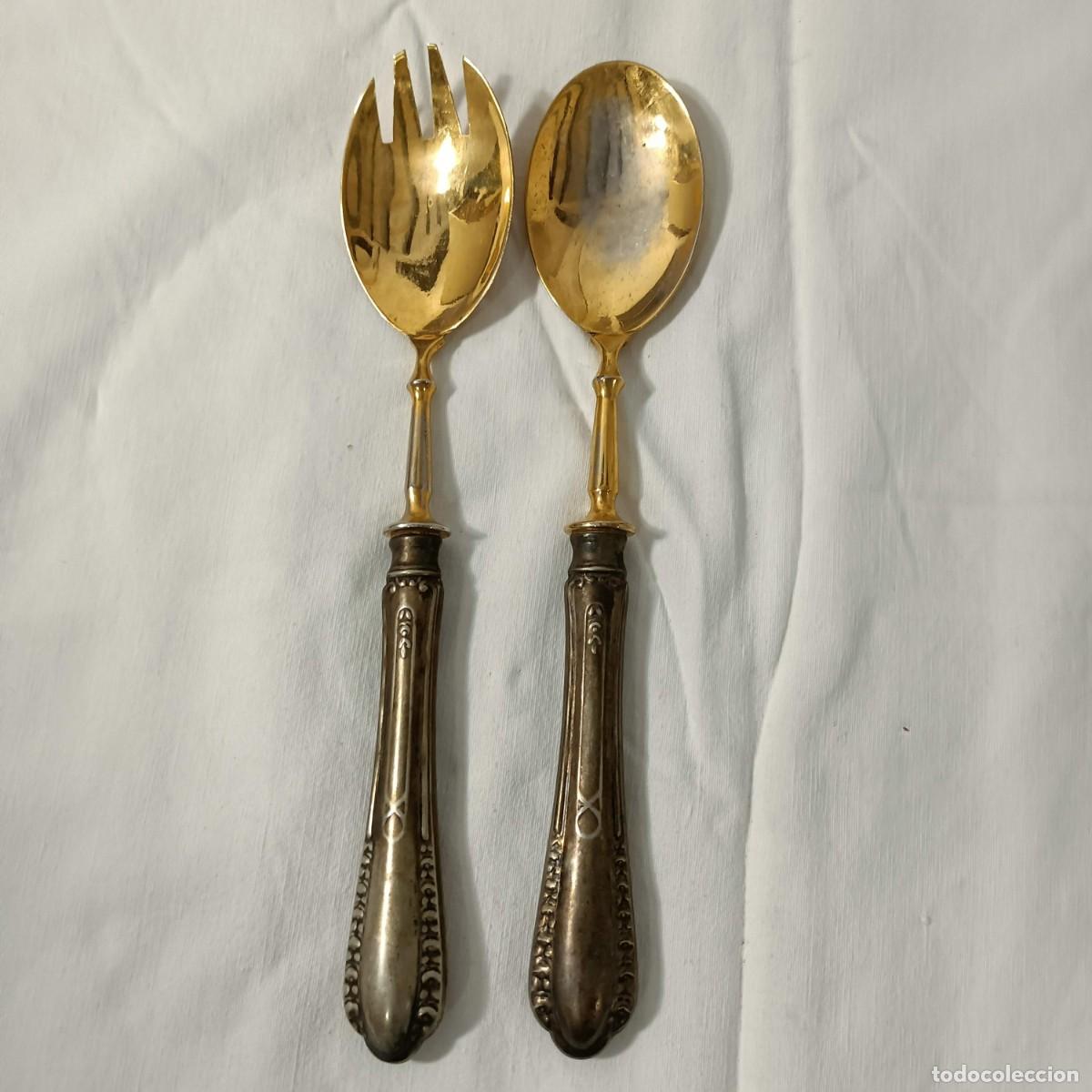 Antig&uuml;edades: Conjunto de cubiertos para ensalada, metal plateado y dorado, mangos tallados.