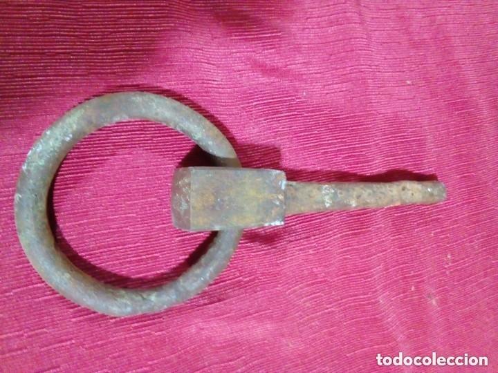Antig&uuml;edades: antiguo hierro para carro con agujero para pasador