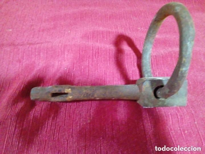 Antig&uuml;edades: antiguo hierro para carro con agujero para pasador