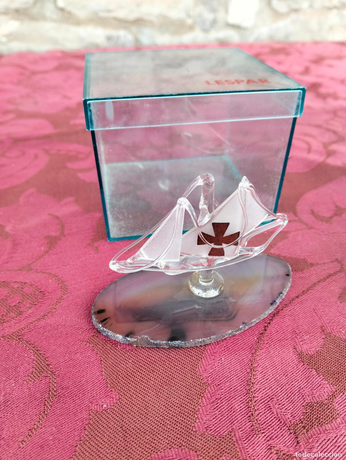 Antig&uuml;edades: Figura de barco de cristal transparente velero con cruz roja en soporte base piedra mineral peque&ntilde;o