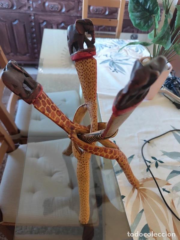 Antig&uuml;edades: mesa de Nigeria plegable de madera tallada de una sola pieza