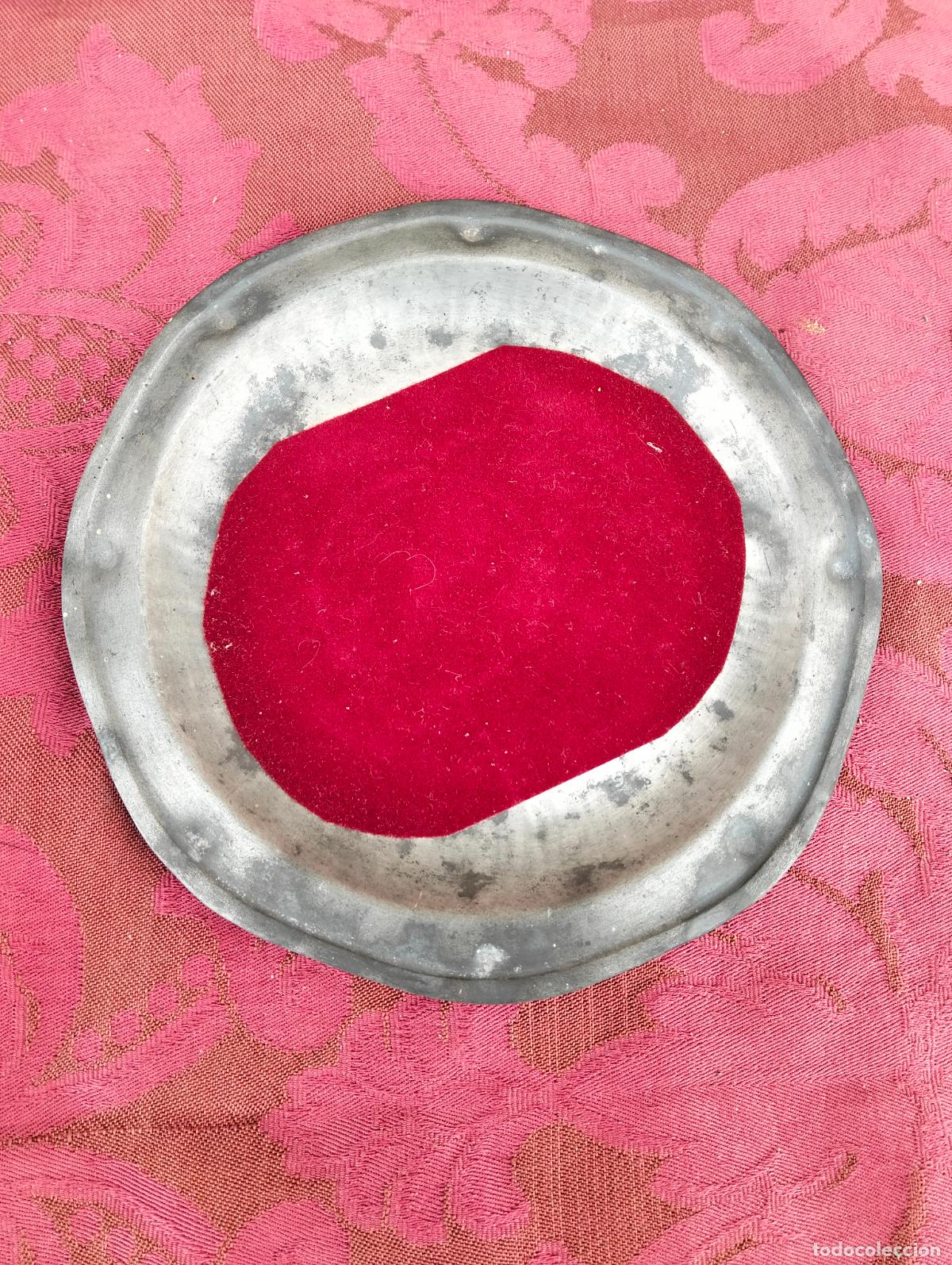 Antig&uuml;edades: Bandeja antigua de zinc o similar patena para la caridad de iglesia o capilla a&ntilde;os 50