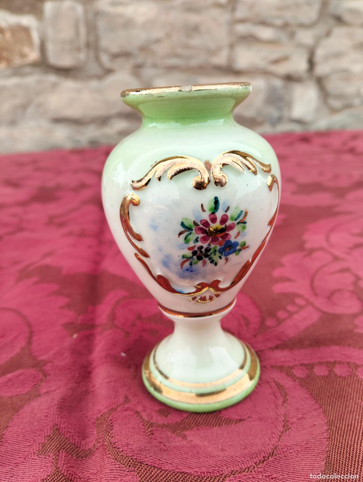 Antiquit&auml;ten: Jarr&oacute;n florero de porcelana loza blanca y verde con flores pintadas a mano filo dorado a&ntilde;os 40-50