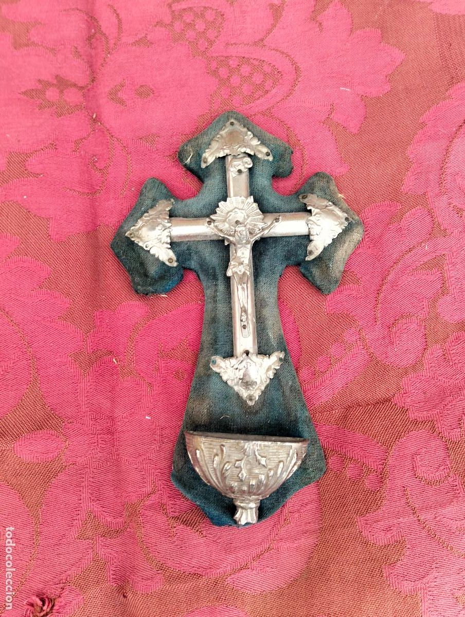 Antiguidades: Benditera con crucifijo de madera con terciopelo azul metal plateado de los a&ntilde;os 40- 50