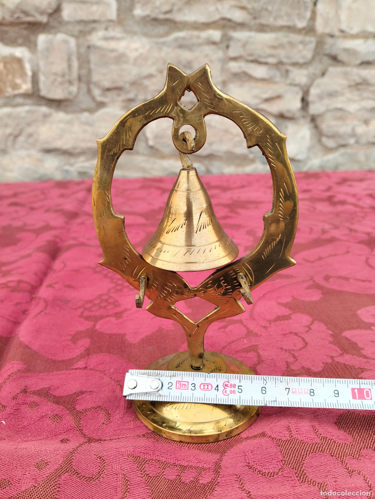 Antig&uuml;edades: Campana campanita de lat&oacute;n bronce labrado con soporte con decoraciones del bronce a&ntilde;os 50-60