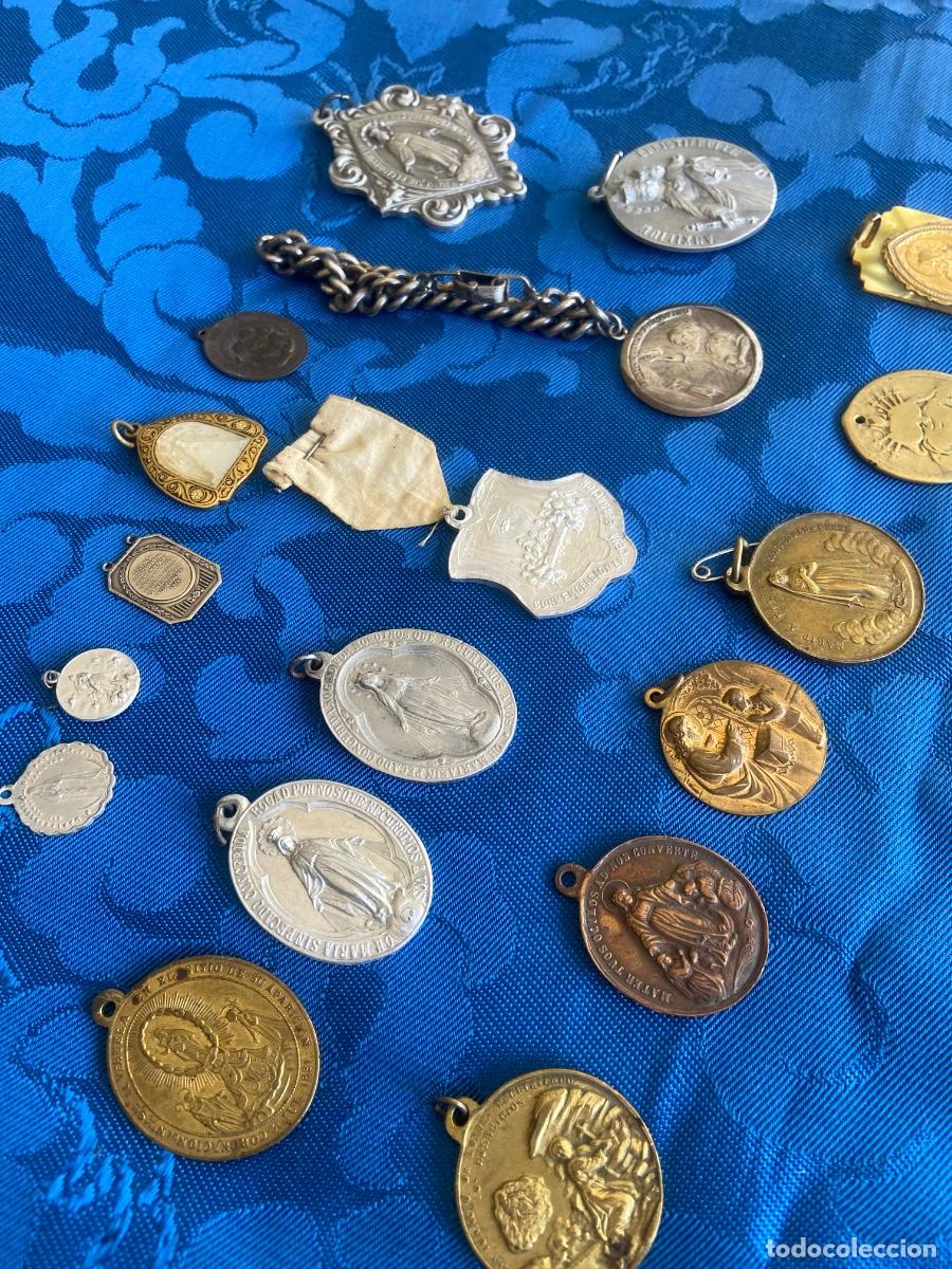 Antig&uuml;edades: 18 MEDALLAS ANTIGUAS DE DIFERENTES MATERIALES