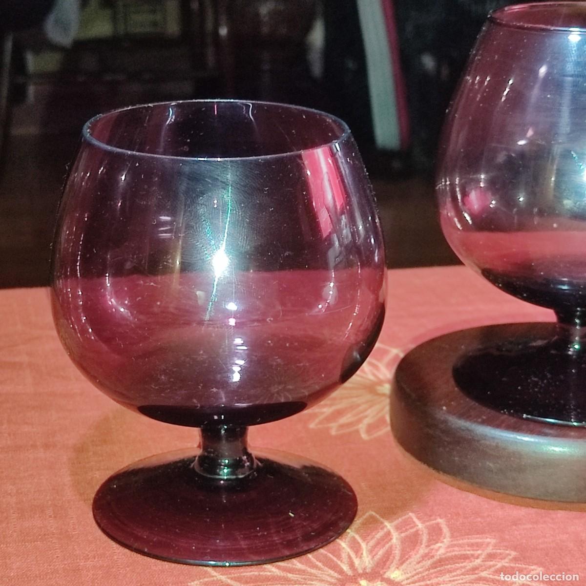 Antig&uuml;edades: Copa grande de co&ntilde;ac o brandy en color Berenjena - las 2 que se ven.Vintage
