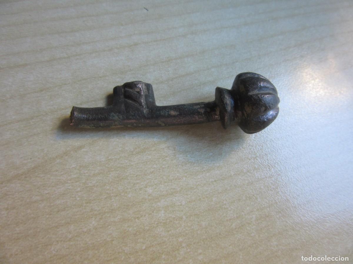 Antig&uuml;edades: Parte de pasador de bronce &eacute;poca romana o medieval Medidas 4,9 cm