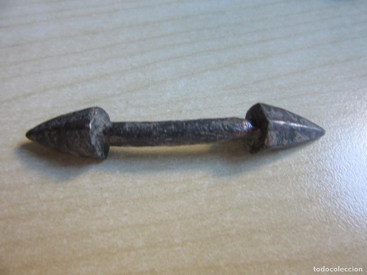 Antig&uuml;edades: Pasador de bronce &eacute;poca romana Longitud 5,5 cm