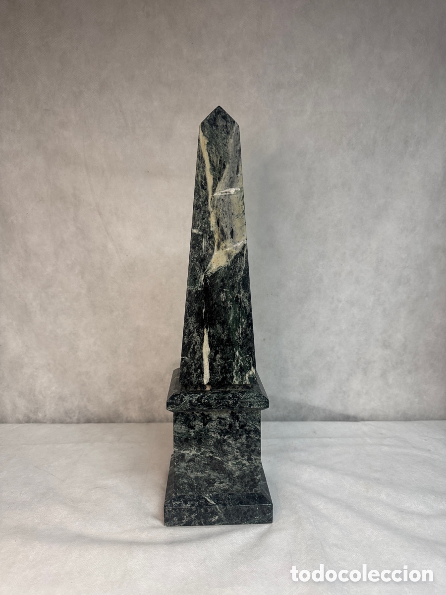 Antig&uuml;edades: Obelisco decorativo en m&aacute;rmol II