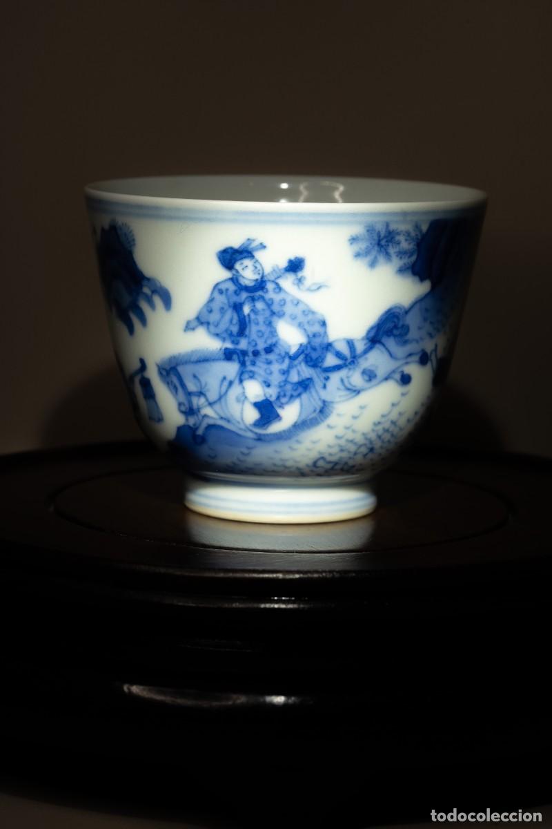 Antiquit&auml;ten: Taza azul y blanca con figuras, per&iacute;odo Kangxi (1684-1722)