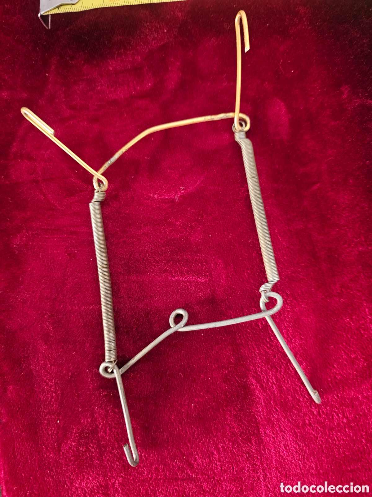 Antig&uuml;edades: Soporte cuelgaplatos de pared con muelles (Adaptable)