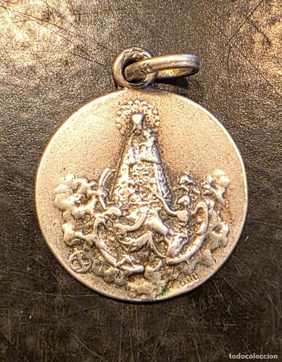 Antig&uuml;edades: Antigua medalla Virgen de los Desamparados de Valencia en plata de ley &ndash; 2 cm &ndash; relieve devocional