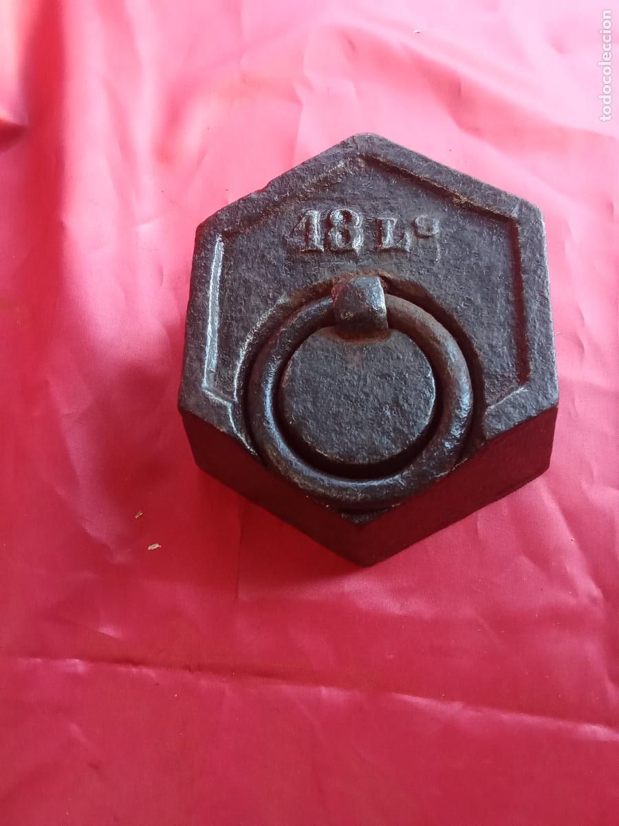 Antig&uuml;edades: Antigua pesa hexagonal de 18 libras 6,300 kilos. Est. Correos