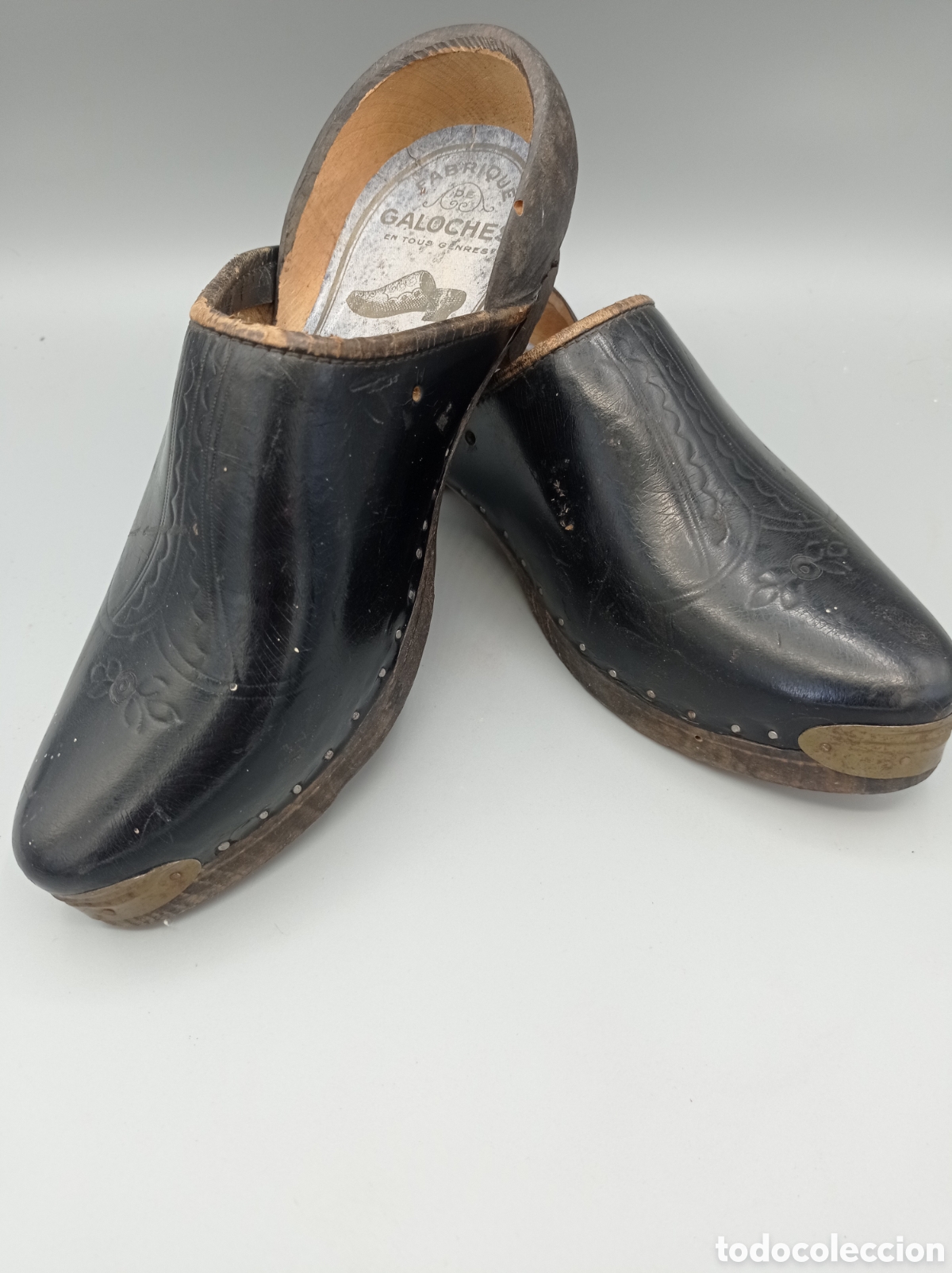 Antig&uuml;edades: Antiguos Zuecos, galochas nuevas a estrenar. Fabricacion artesanal de cuero, madera y clavos.